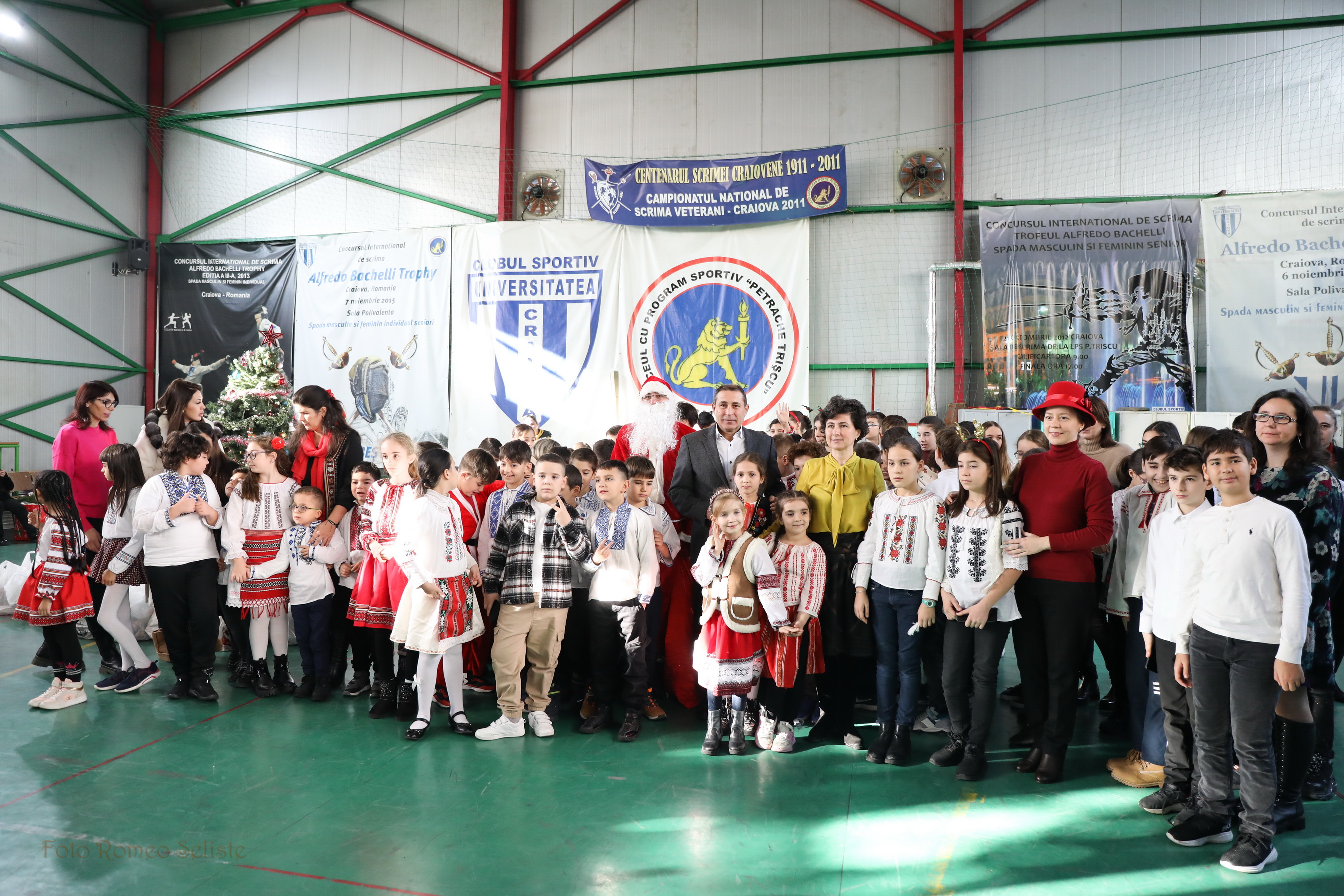 Elevii de la Liceul cu Program Sportiv „Petrache Trişcu” au fost vizitaţi de Moş Crăciun.  